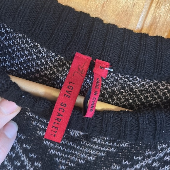 Love Scarlet sweater vest. Zippers on each side, soft and cozy material, medium. - Picture 4 of 8